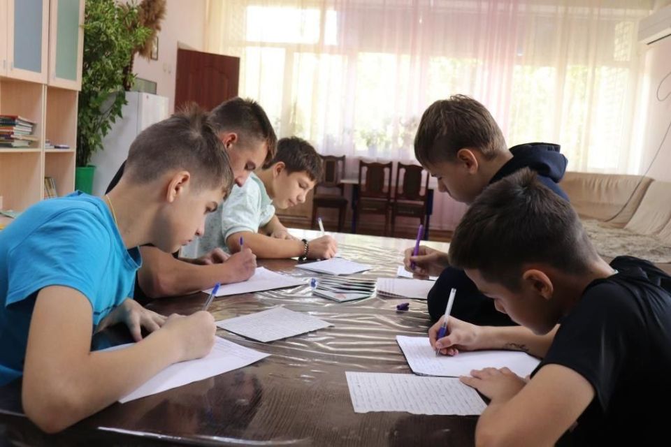 «Спасибо за то, что делаете для нас»: юные астраханцы написали письма бойцам СВО «Спасибо за то, что делаете для нас»: юные астраханцы написали письма бойцам СВО