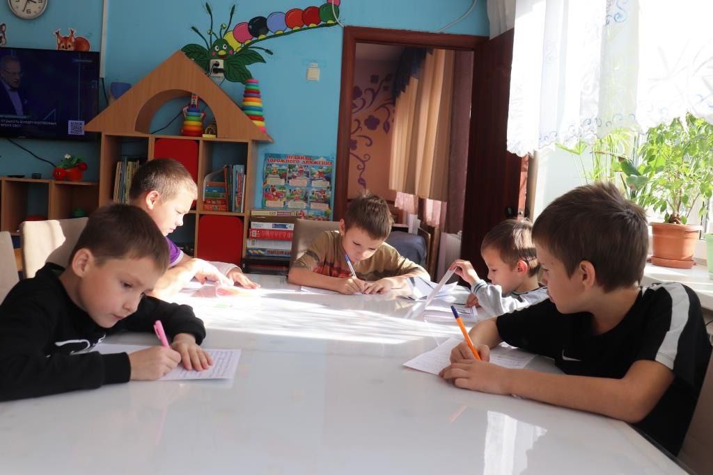 «Спасибо за то, что делаете для нас»: юные астраханцы написали письма бойцам СВО