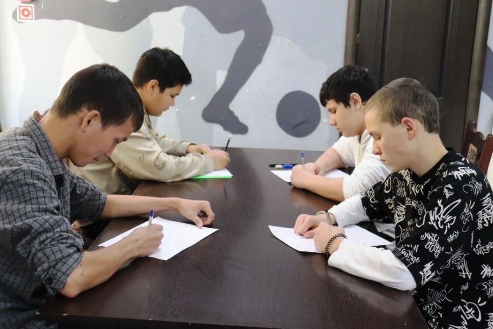 «Спасибо за то, что делаете для нас»: юные астраханцы написали письма бойцам СВО «Спасибо за то, что делаете для нас»: юные астраханцы написали письма бойцам СВО