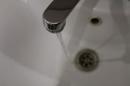 От волосяного засора в раковине не останется и следа: пробить его удастся с помощью этого аптечного средства