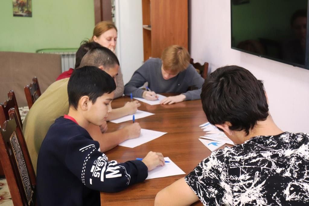 «Спасибо за то, что делаете для нас»: юные астраханцы написали письма бойцам СВО «Спасибо за то, что делаете для нас»: юные астраханцы написали письма бойцам СВО