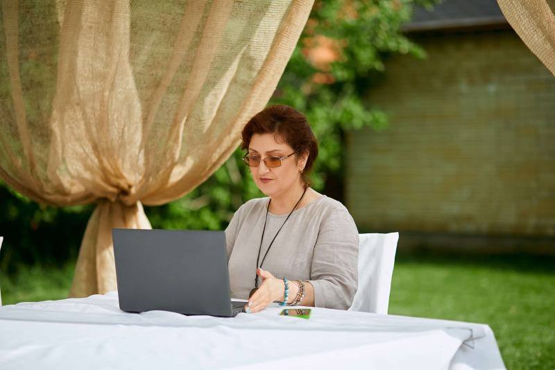 Астраханцы старше 55 лет стали чаще пользоваться нейросетями