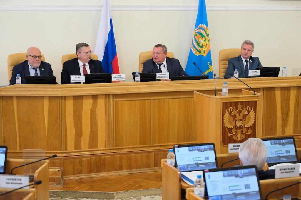 Сегодня в Думе Астраханской области рассмотрены законопроекты о безнадзорных животных