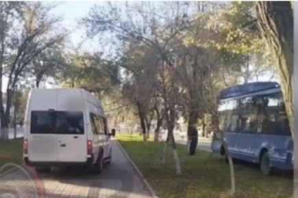 Маршрутчик в Астрахани «срезал путь» по пешеходной аллее