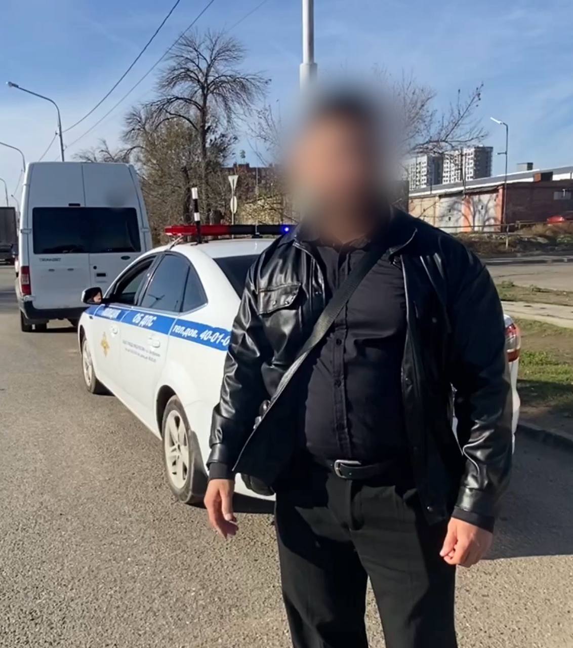 В ходе мониторинга ресурсов сети Интернет полицейскими выявлена публикация, на которой видно, как в областном центре неизвестный водитель при управлении общественным транспортом осуществляет движение по тротуару В ходе мониторинга ресурсов сети Интернет полицейскими выявлена публикация, на которой видно, как в областном центре неизвестный водитель при управлении общественным транспортом осуществляет движение по тротуару