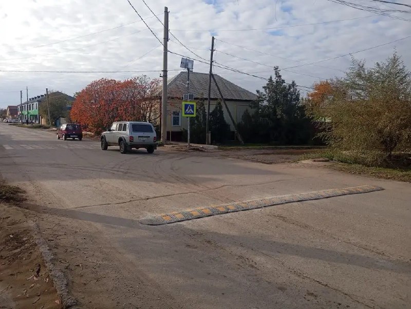 В Ахтубинске продолжаются работы по установке искусственных дорожных неровностей (ИДН), дорожных знаков, а также разметки на дорогах города В Ахтубинске продолжаются работы по установке искусственных дорожных неровностей (ИДН), дорожных знаков, а также разметки на дорогах города
