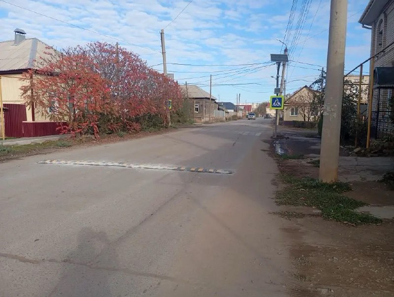 В Ахтубинске продолжаются работы по установке искусственных дорожных неровностей (ИДН), дорожных знаков, а также разметки на дорогах города В Ахтубинске продолжаются работы по установке искусственных дорожных неровностей (ИДН), дорожных знаков, а также разметки на дорогах города