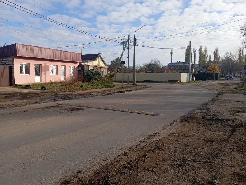 В Ахтубинске продолжаются работы по установке искусственных дорожных неровностей (ИДН), дорожных знаков, а также разметки на дорогах города В Ахтубинске продолжаются работы по установке искусственных дорожных неровностей (ИДН), дорожных знаков, а также разметки на дорогах города