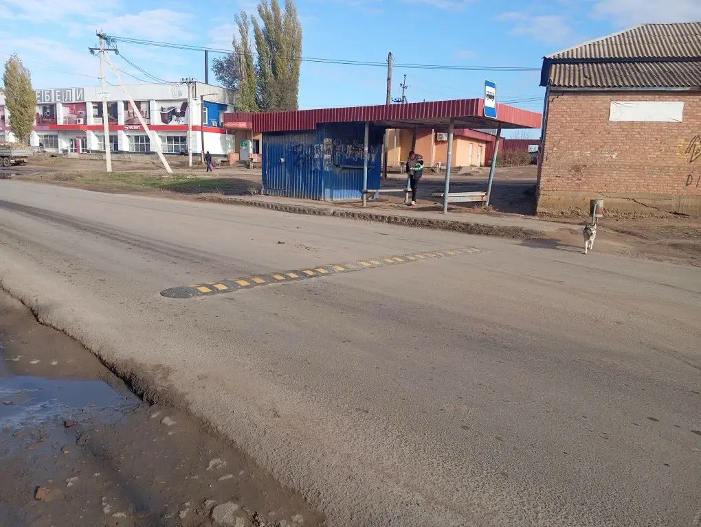 В Ахтубинске продолжаются работы по установке искусственных дорожных неровностей (ИДН), дорожных знаков, а также разметки на дорогах города В Ахтубинске продолжаются работы по установке искусственных дорожных неровностей (ИДН), дорожных знаков, а также разметки на дорогах города