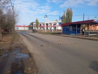 В Ахтубинске продолжаются работы по установке искусственных дорожных неровностей (ИДН), дорожных знаков, а также разметки на дорогах города