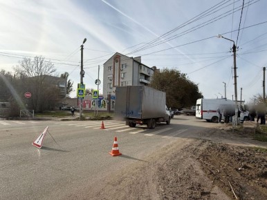 Ребёнка сбили в Астрахани. Сегодня на ул. Новороссийской 37-летний водитель «Газели» совершил наезд на 11-летнюю девочку, которая переходила дорогу по нерегулируемому пешеходному переходу, сообщает областное УМВД