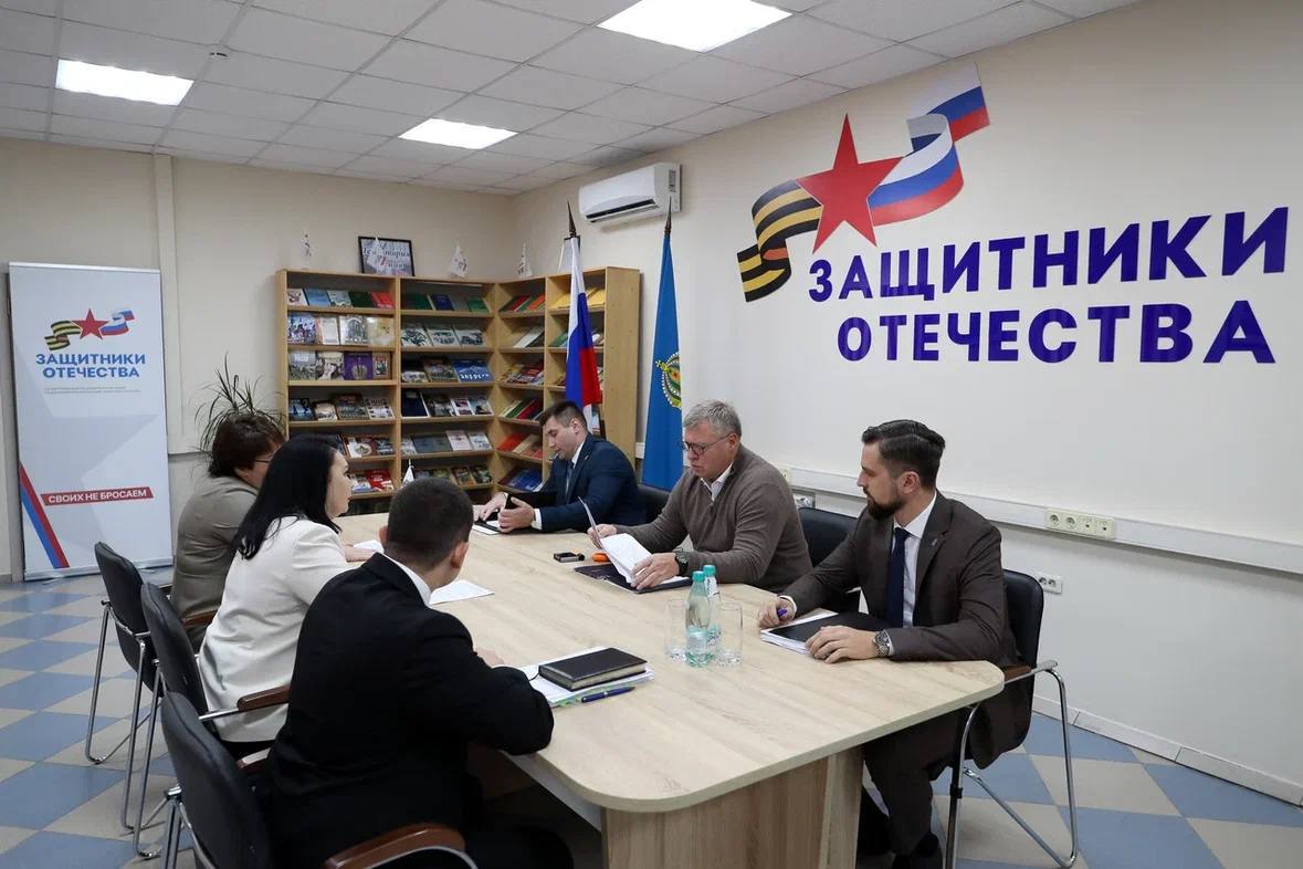 Губернатор Игорь Бабушкин вручил ключи от автомобиля ветерану СВО Губернатор Игорь Бабушкин вручил ключи от автомобиля ветерану СВО