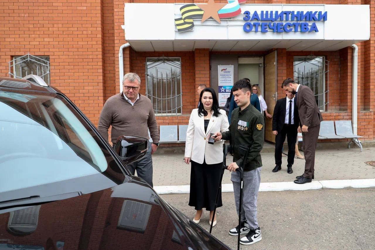Губернатор Игорь Бабушкин вручил ключи от автомобиля ветерану СВО Губернатор Игорь Бабушкин вручил ключи от автомобиля ветерану СВО