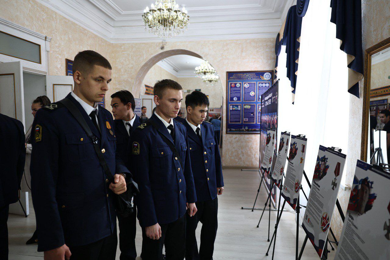 Экспозиция, посвящённая героям СВО, открылась в Астрахани Экспозиция, посвящённая героям СВО, открылась в Астрахани