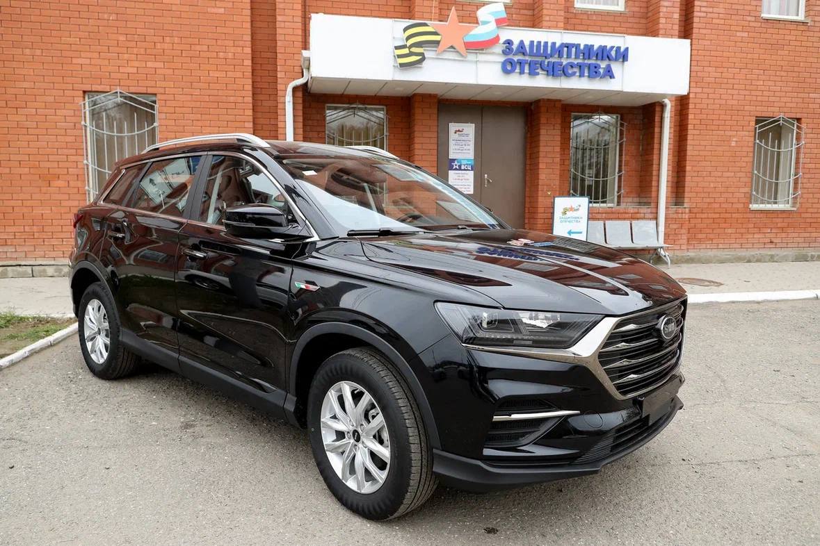 Губернатор Игорь Бабушкин вручил ключи от автомобиля ветерану СВО