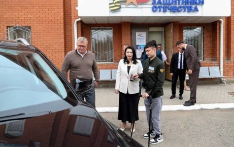 Астраханскому ветерану СВО вручили адаптированный автомобиль