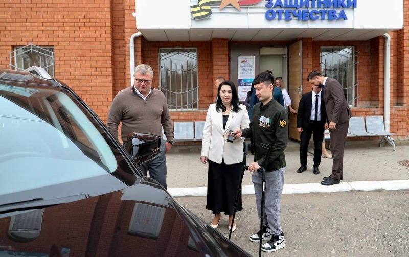 Астраханскому ветерану СВО вручили адаптированный автомобиль