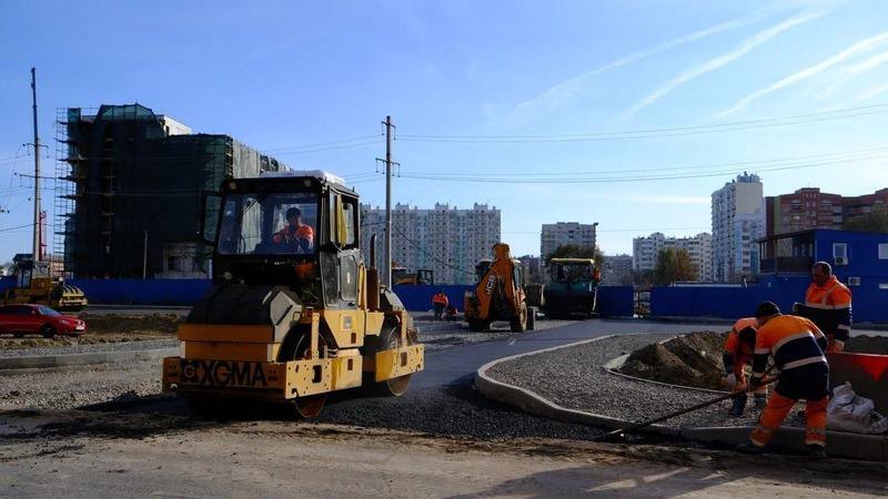 В Астрахани благоустраивают дорогу к новой поликлинике