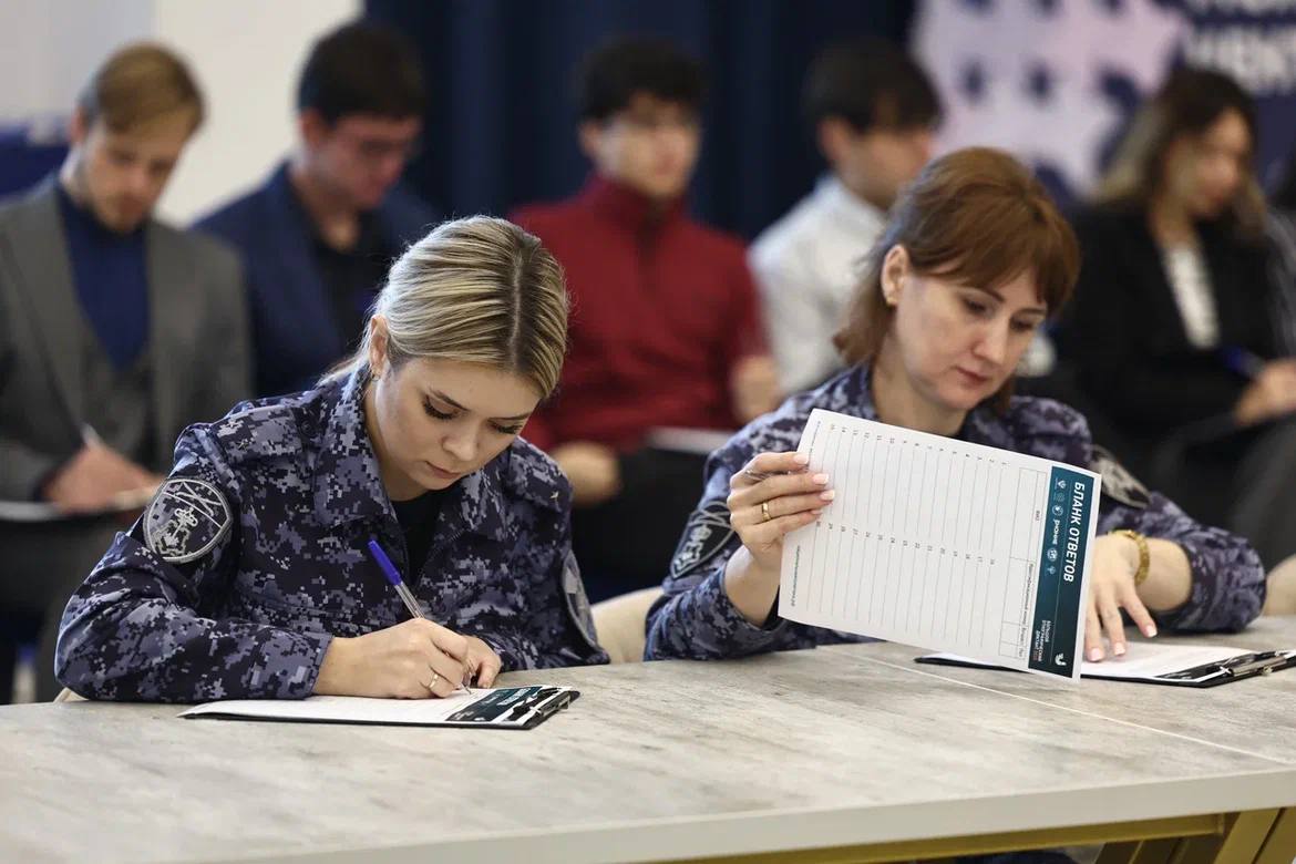 Юбилейную международную акцию «Большой этнографический диктант» поддержали военнослужащие и сотрудники Южного ордена Жукова округа Росгвардии Юбилейную международную акцию «Большой этнографический диктант» поддержали военнослужащие и сотрудники Южного ордена Жукова округа Росгвардии