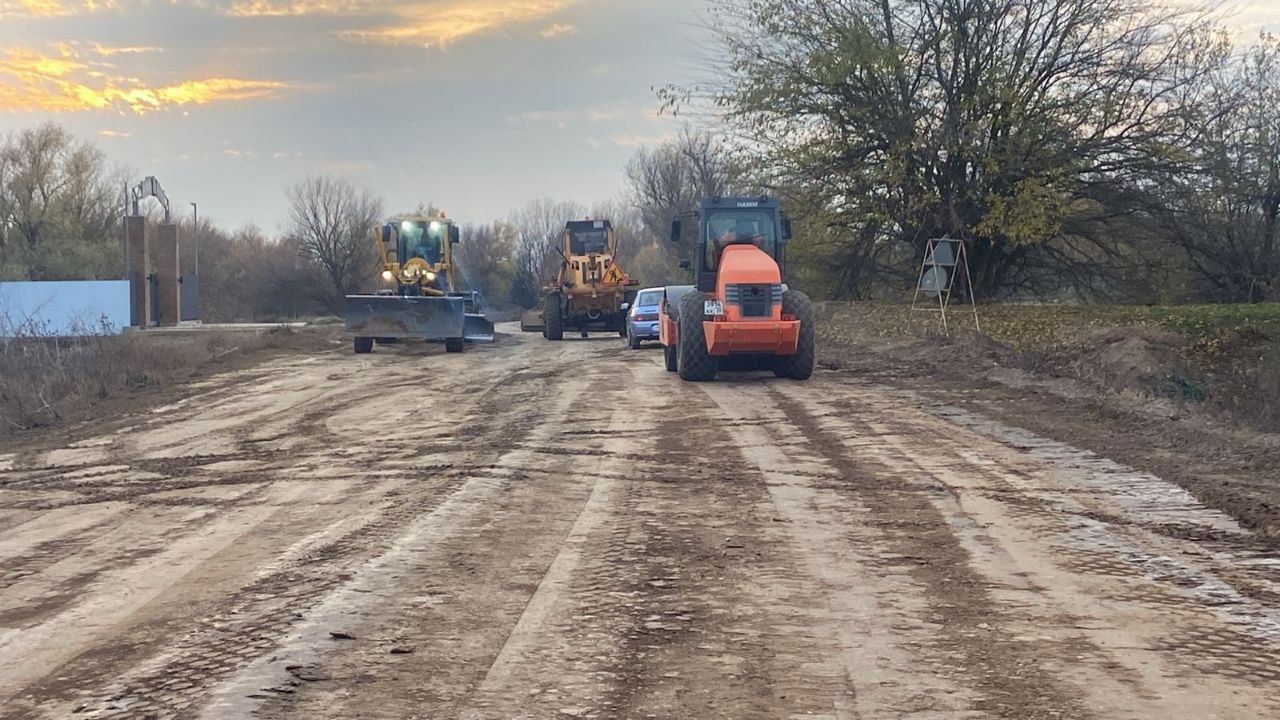 Строительные работы начались на дороге "Бирюковка—Тишково", сообщила глава Володарского района Регина Рамазанова