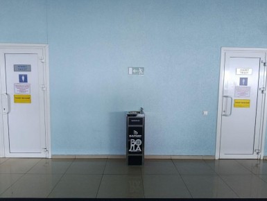 После публикации AST-NEWS репродукции картин нашего выдающего земляка - Бориса Михайловича Кустодиева, чьё имя носит международный аэропорт Астрахани, убрали от входа в туалеты поближе к бизнес-залу