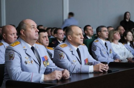 С поздравительным словом к присутствующим обратился председатель Общественного совета при УМВД России по Астраханской области Сергей Белявцев, поблагодарив полицейских за самоотверженность и преданность выбранному пути