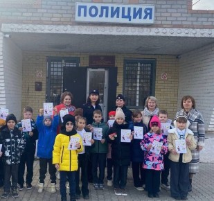 К поздравлениям присоединились юные жители Икрянинского района