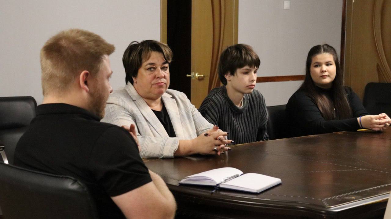 Сегодня в администрации города побывала делегация из средней школы №4. Ребята, полные энтузиазма и с блестящей идеей, представили свой проект, направленный на оживление истории нашего города Сегодня в администрации города побывала делегация из средней школы №4. Ребята, полные энтузиазма и с блестящей идеей, представили свой проект, направленный на оживление истории нашего города