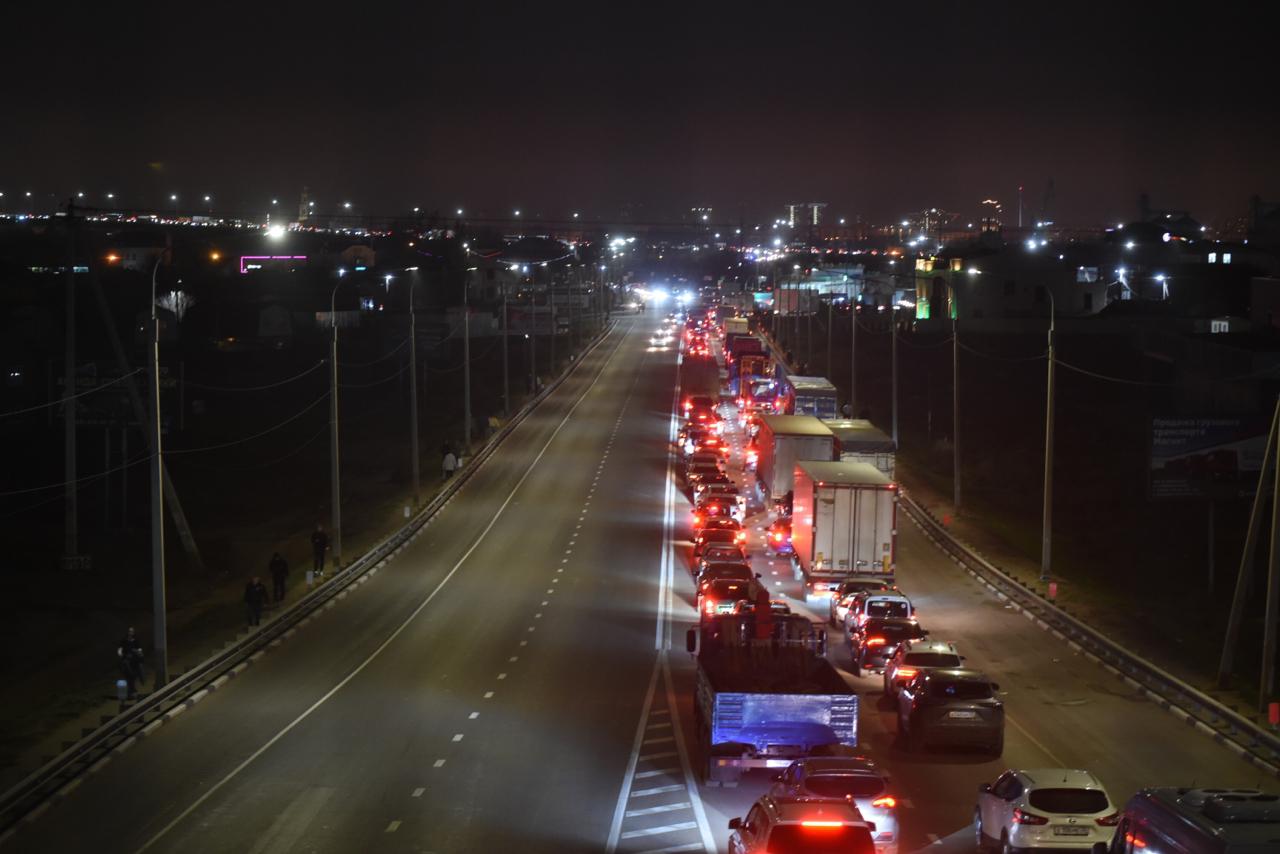 Пешком через Волгу: как Астрахань пережила транспортный коллапс из-за внезапного закрытия Старого моста Пешком через Волгу: как Астрахань пережила транспортный коллапс из-за внезапного закрытия Старого моста