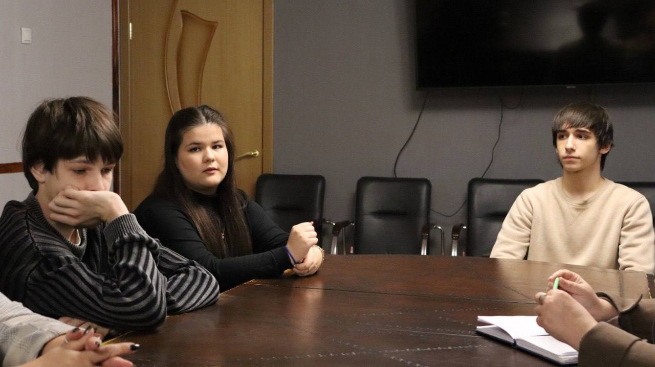 Сегодня в администрации города побывала делегация из средней школы №4. Ребята, полные энтузиазма и с блестящей идеей, представили свой проект, направленный на оживление истории нашего города Сегодня в администрации города побывала делегация из средней школы №4. Ребята, полные энтузиазма и с блестящей идеей, представили свой проект, направленный на оживление истории нашего города