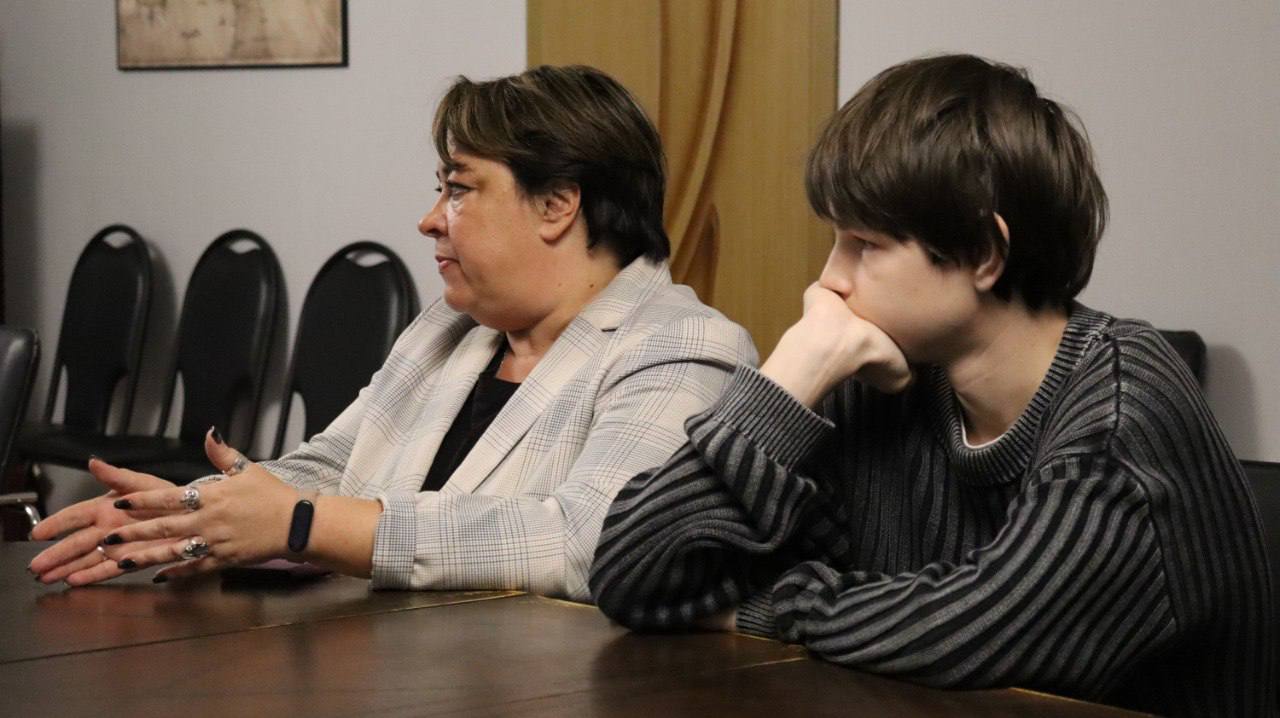 Сегодня в администрации города побывала делегация из средней школы №4. Ребята, полные энтузиазма и с блестящей идеей, представили свой проект, направленный на оживление истории нашего города Сегодня в администрации города побывала делегация из средней школы №4. Ребята, полные энтузиазма и с блестящей идеей, представили свой проект, направленный на оживление истории нашего города