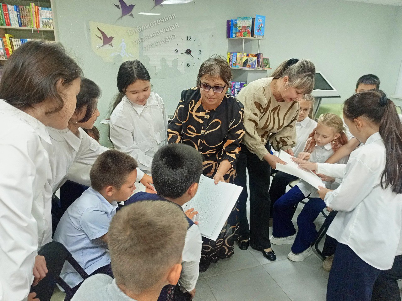 В Харабалинском филиале библиотеки №1 состоялся необыкновенный урок — урок человечности, сотканный из нитей взаимопонимания и сочувствия В Харабалинском филиале библиотеки №1 состоялся необыкновенный урок — урок человечности, сотканный из нитей взаимопонимания и сочувствия