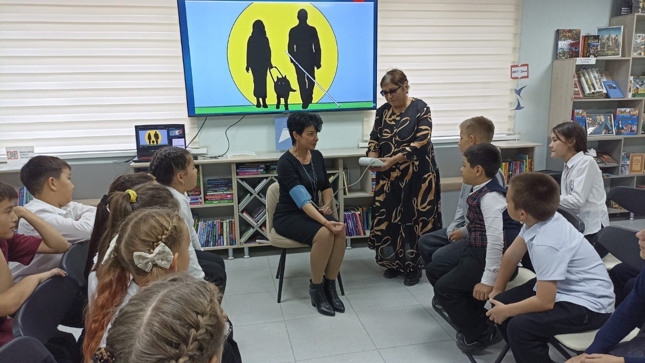 В Харабалинском филиале библиотеки №1 состоялся необыкновенный урок — урок человечности, сотканный из нитей взаимопонимания и сочувствия В Харабалинском филиале библиотеки №1 состоялся необыкновенный урок — урок человечности, сотканный из нитей взаимопонимания и сочувствия