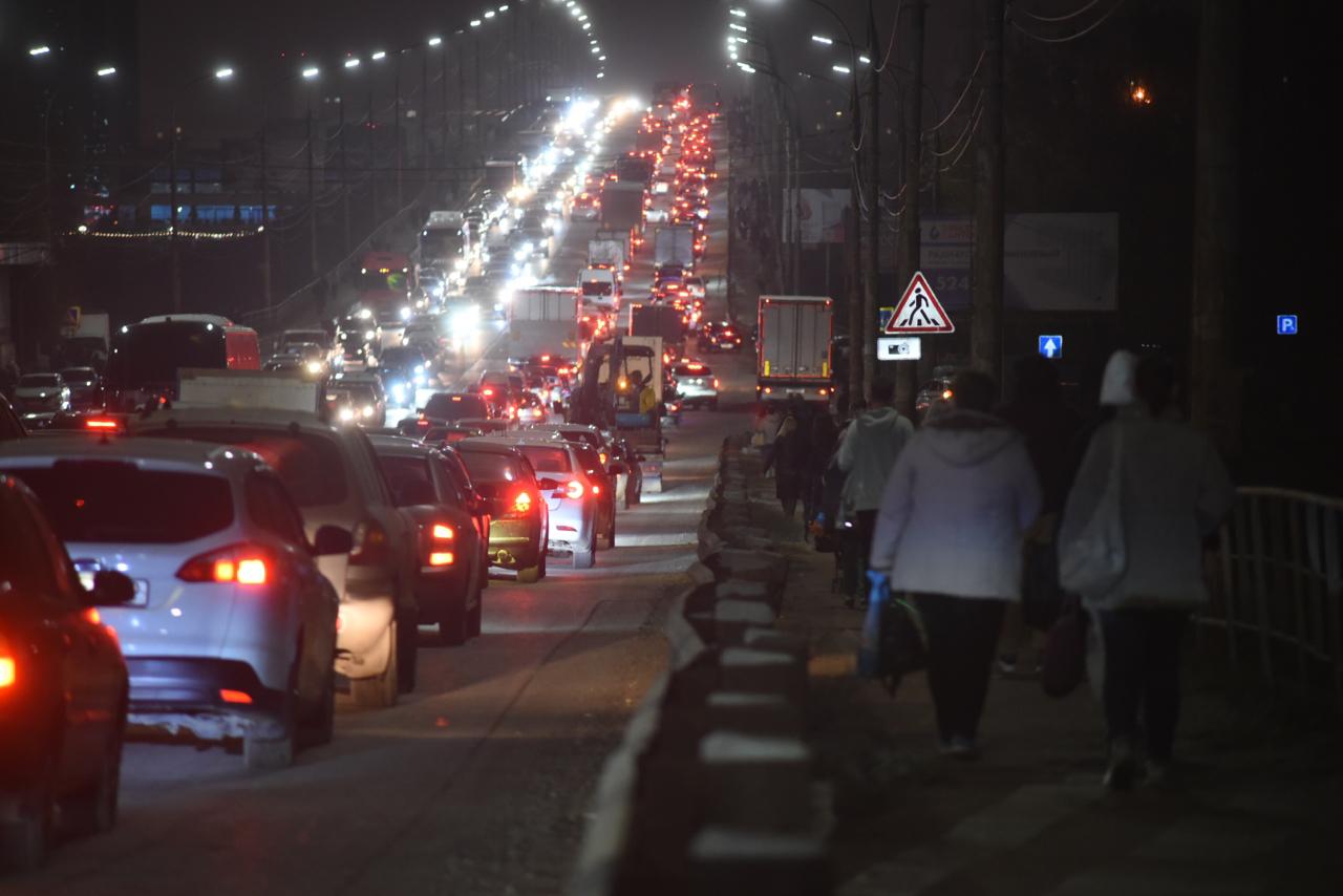 Пешком через Волгу: как Астрахань пережила транспортный коллапс из-за внезапного закрытия Старого моста