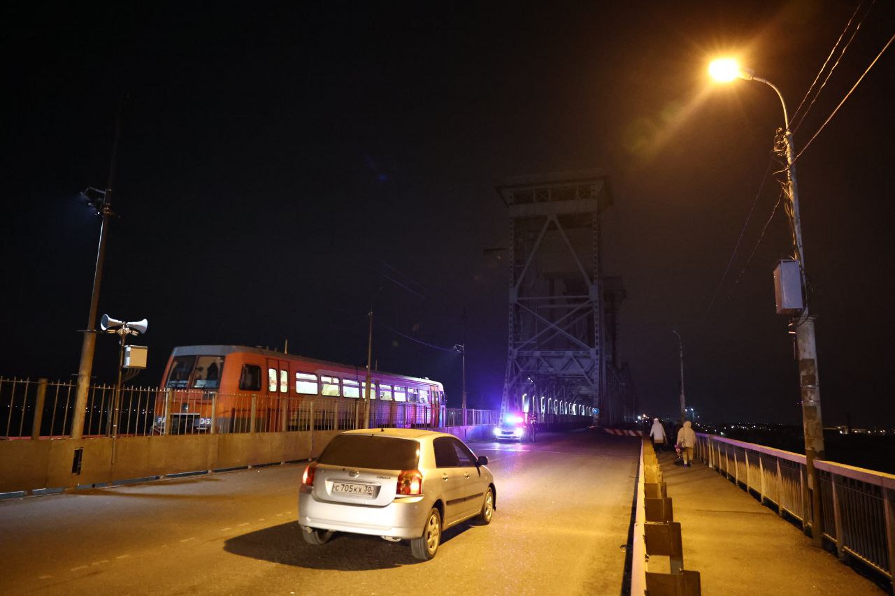 На Старом мосту в Астрахани запущено реверсивное движение На Старом мосту в Астрахани запущено реверсивное движение