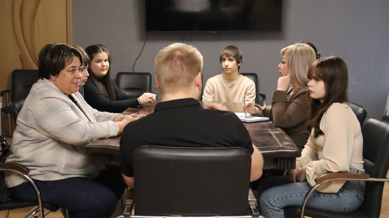 Сегодня в администрации города побывала делегация из средней школы №4. Ребята, полные энтузиазма и с блестящей идеей, представили свой проект, направленный на оживление истории нашего города Сегодня в администрации города побывала делегация из средней школы №4. Ребята, полные энтузиазма и с блестящей идеей, представили свой проект, направленный на оживление истории нашего города