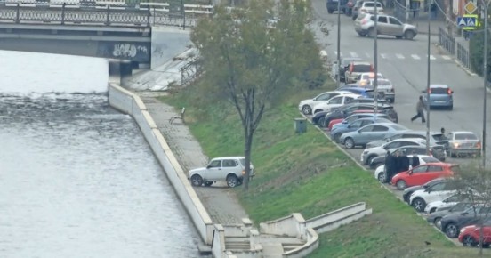 «Нива» скатилась к каналу в центре города