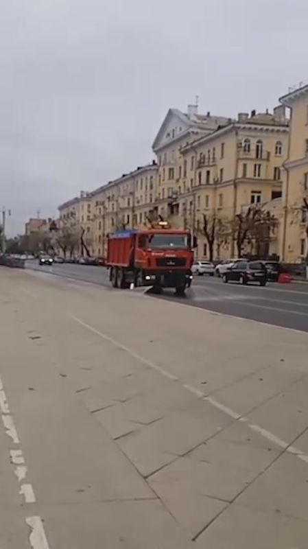 Механизированная уборка улиц продолжается