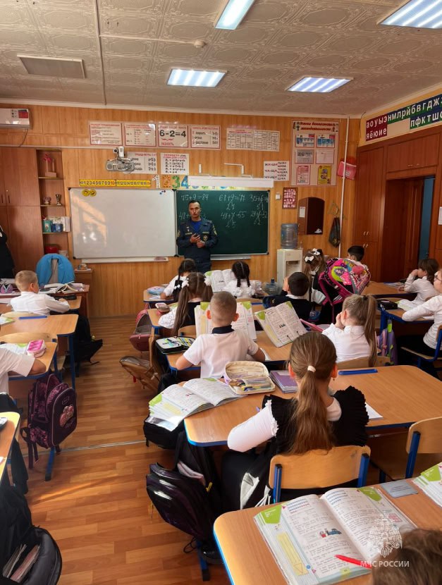 На страже юных жизней. В самом разгаре учебного года сотрудники 1-го пожарно-спасательного отряда активно делятся бесценными знаниями с подрастающим поколением, ведь безопасность детей – их главный приоритет На страже юных жизней. В самом разгаре учебного года сотрудники 1-го пожарно-спасательного отряда активно делятся бесценными знаниями с подрастающим поколением, ведь безопасность детей – их главный приоритет