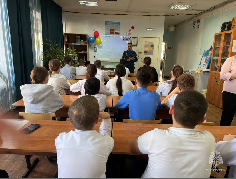 На страже юных жизней. В самом разгаре учебного года сотрудники 1-го пожарно-спасательного отряда активно делятся бесценными знаниями с подрастающим поколением, ведь безопасность детей – их главный приоритет