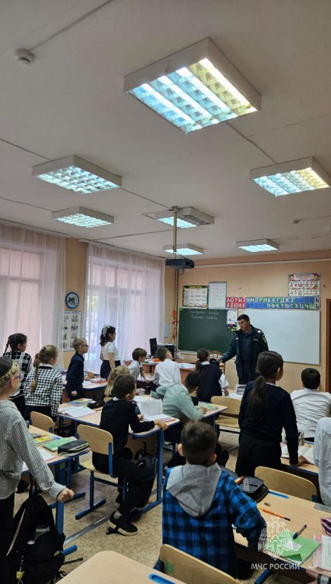 На страже юных жизней. В самом разгаре учебного года сотрудники 1-го пожарно-спасательного отряда активно делятся бесценными знаниями с подрастающим поколением, ведь безопасность детей – их главный приоритет На страже юных жизней. В самом разгаре учебного года сотрудники 1-го пожарно-спасательного отряда активно делятся бесценными знаниями с подрастающим поколением, ведь безопасность детей – их главный приоритет