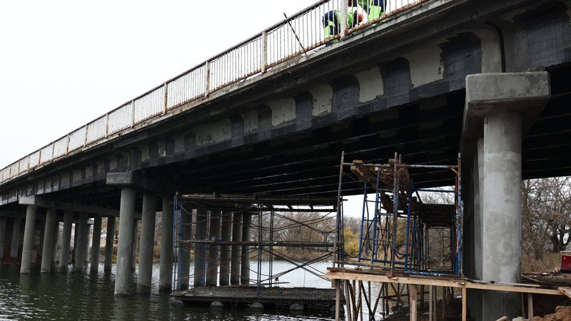 В Астраханской области идёт ремонт моста через ерик Ножовский
