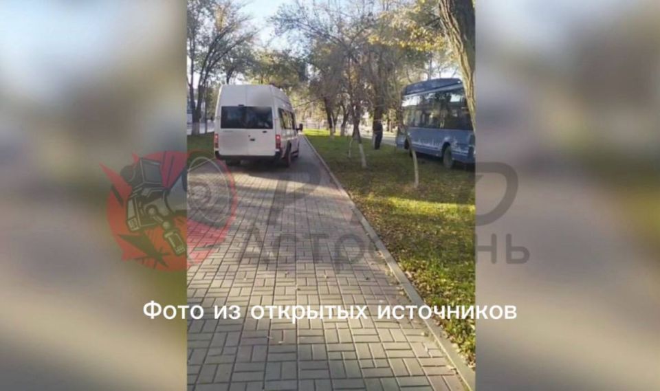 В ходе мониторинга ресурсов сети Интернет полицейскими выявлена публикация, на которой видно, как в областном центре неизвестный водитель при управлении общественным транспортом осуществляет движение по тротуару