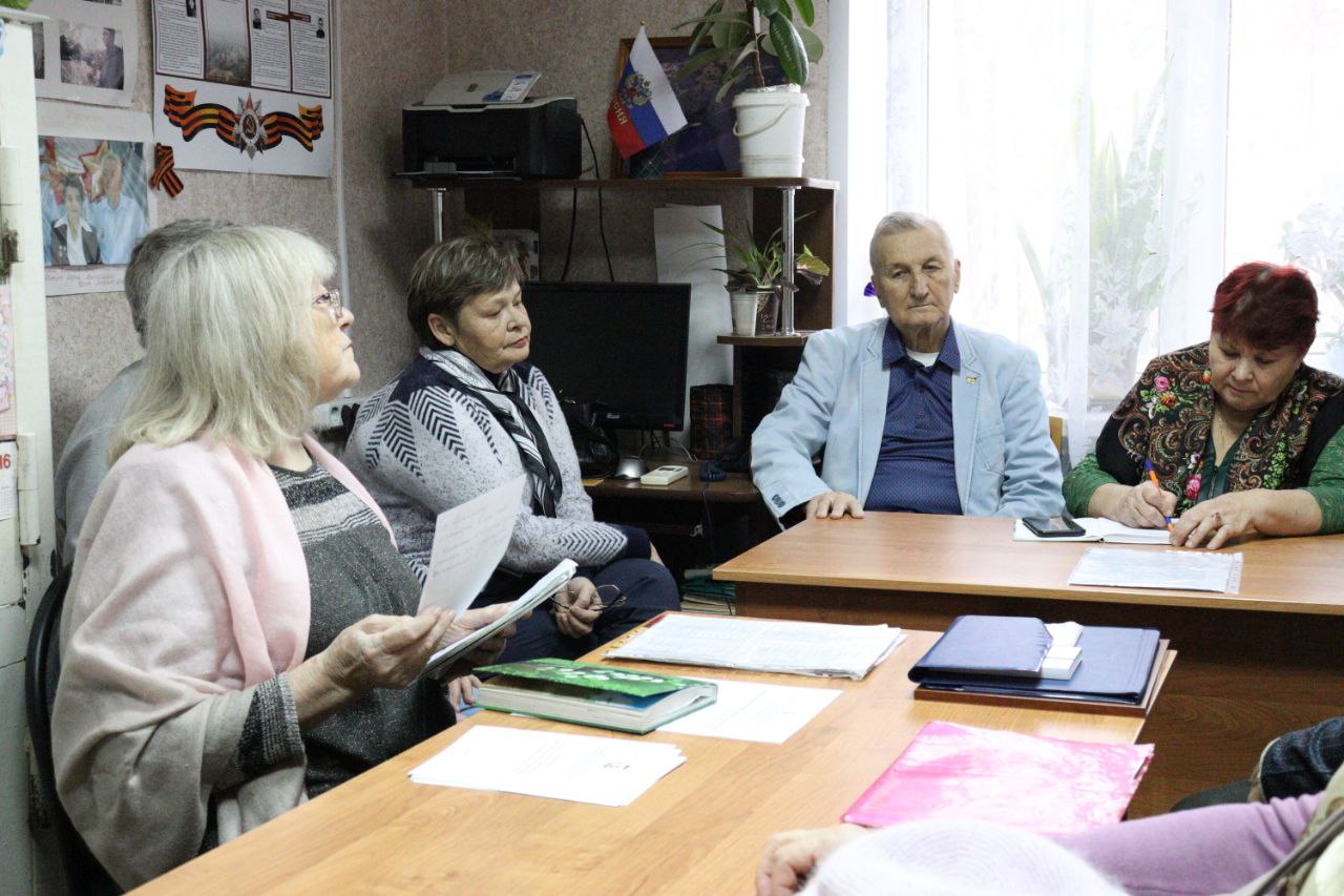 В одном из кабинетов КВЗ "Муза" состоялась встреча главы города Александра Сивакова с представителями Совета ветеранов города Ахтубинска