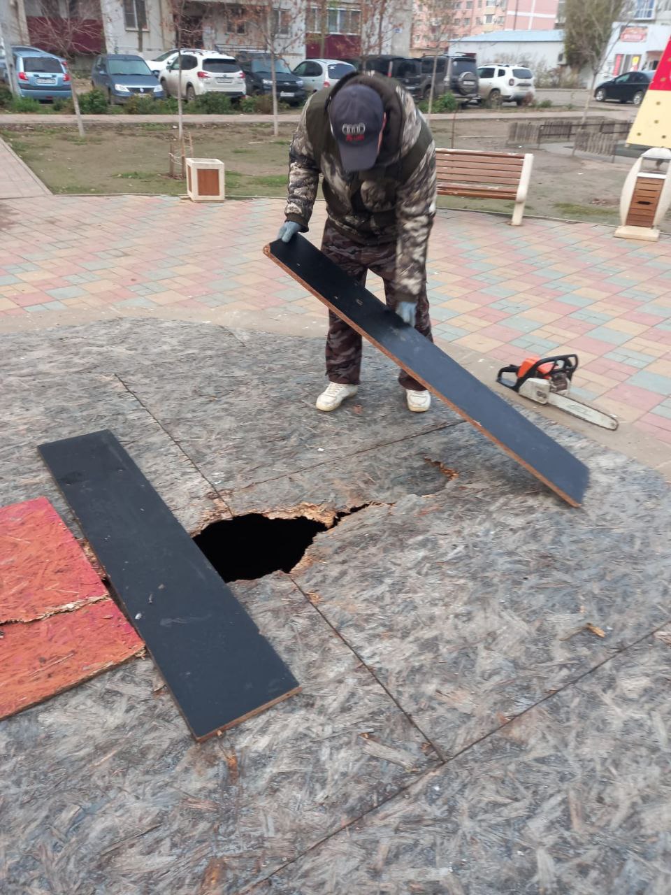 Специалисты МКУ "Чистый город" продолжают делать наш город лучше, одновременно устраняя ущерб от рук вандалов Специалисты МКУ "Чистый город" продолжают делать наш город лучше, одновременно устраняя ущерб от рук вандалов