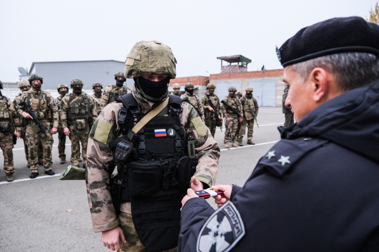 В Астрахани наградили отличившихся сотрудников спецподразделений Росгвардии — участников СВО В Астрахани наградили отличившихся сотрудников спецподразделений Росгвардии — участников СВО