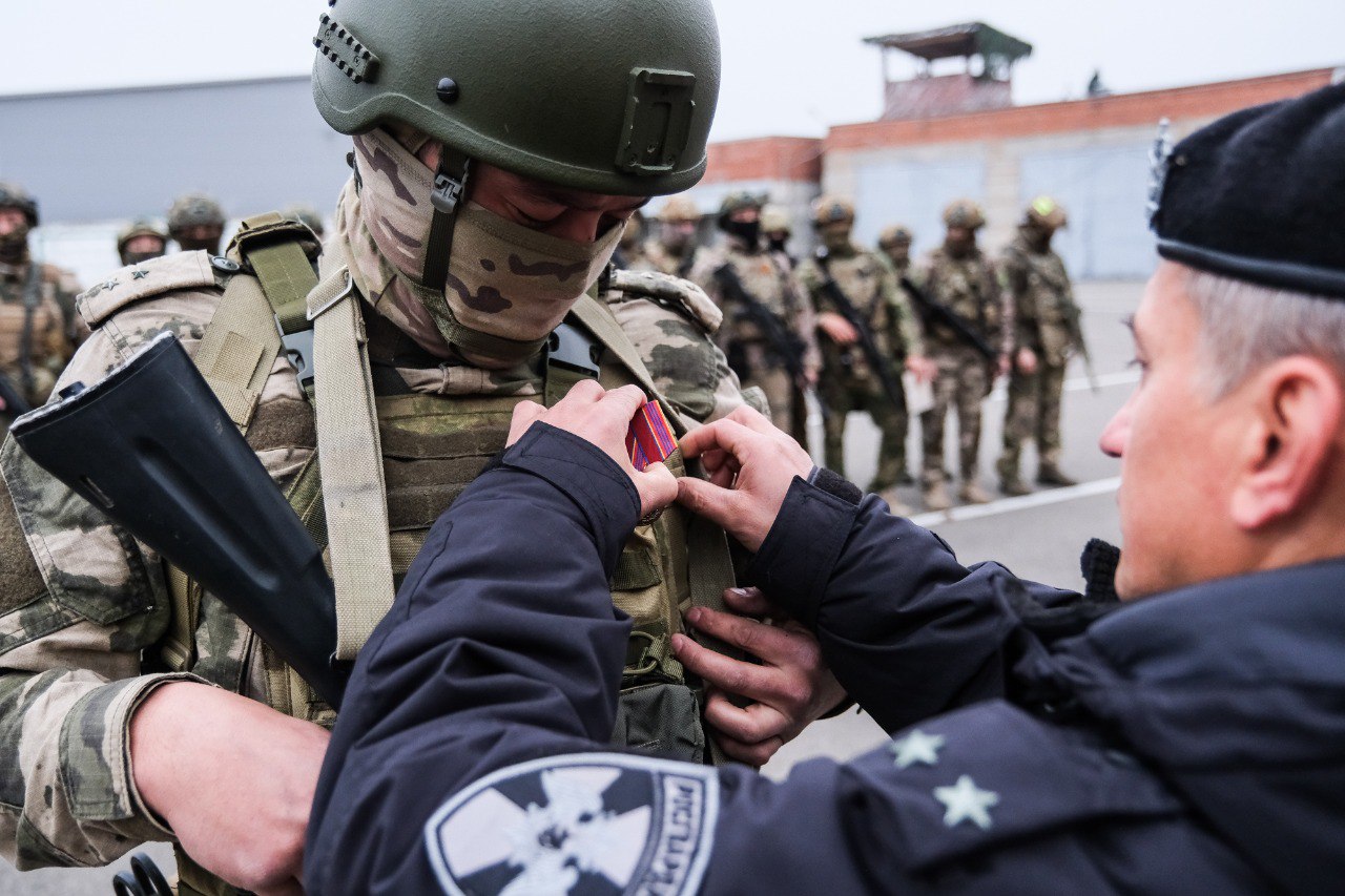 В Астрахани наградили отличившихся сотрудников спецподразделений Росгвардии — участников СВО В Астрахани наградили отличившихся сотрудников спецподразделений Росгвардии — участников СВО