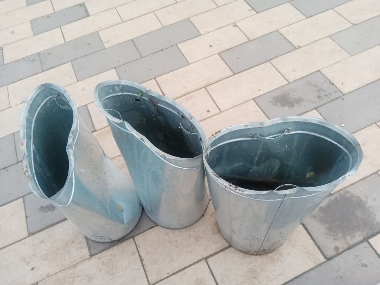 Специалисты МКУ "Чистый город" продолжают делать наш город лучше, одновременно устраняя ущерб от рук вандалов Специалисты МКУ "Чистый город" продолжают делать наш город лучше, одновременно устраняя ущерб от рук вандалов