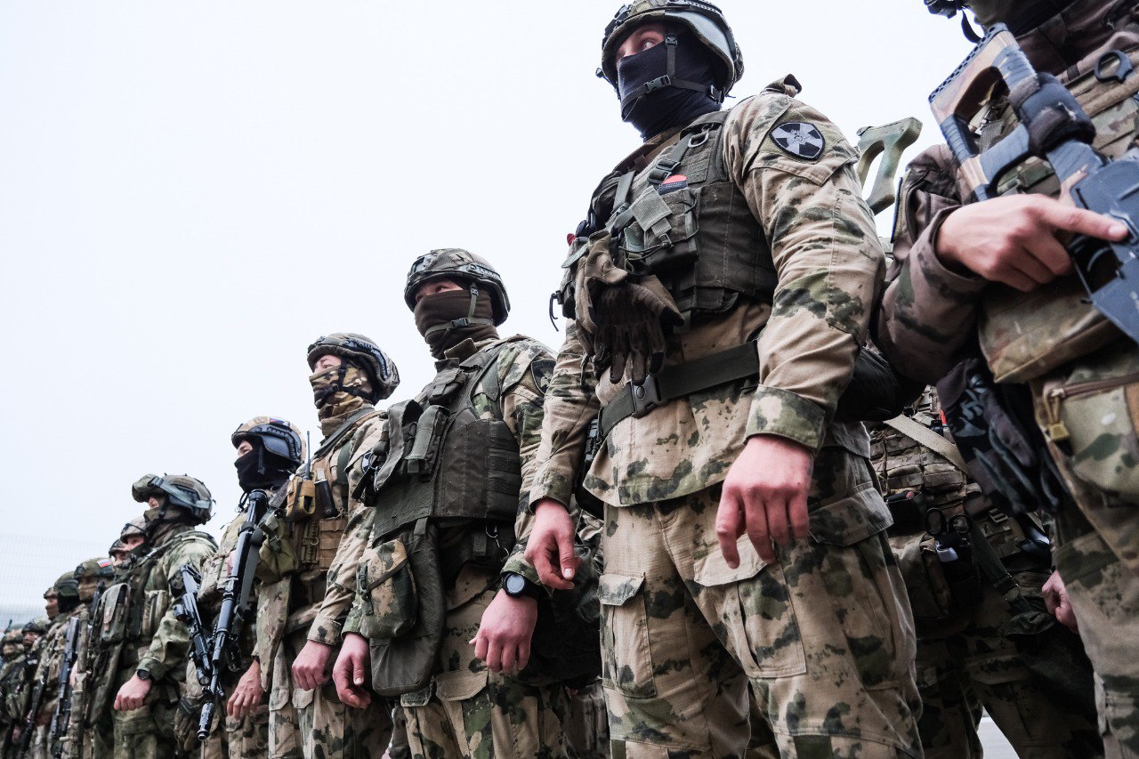 В Астрахани наградили отличившихся сотрудников спецподразделений Росгвардии — участников СВО