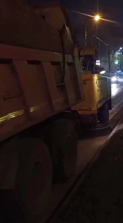 Работы по уборке города продолжаются, в том числе и в выходные дни